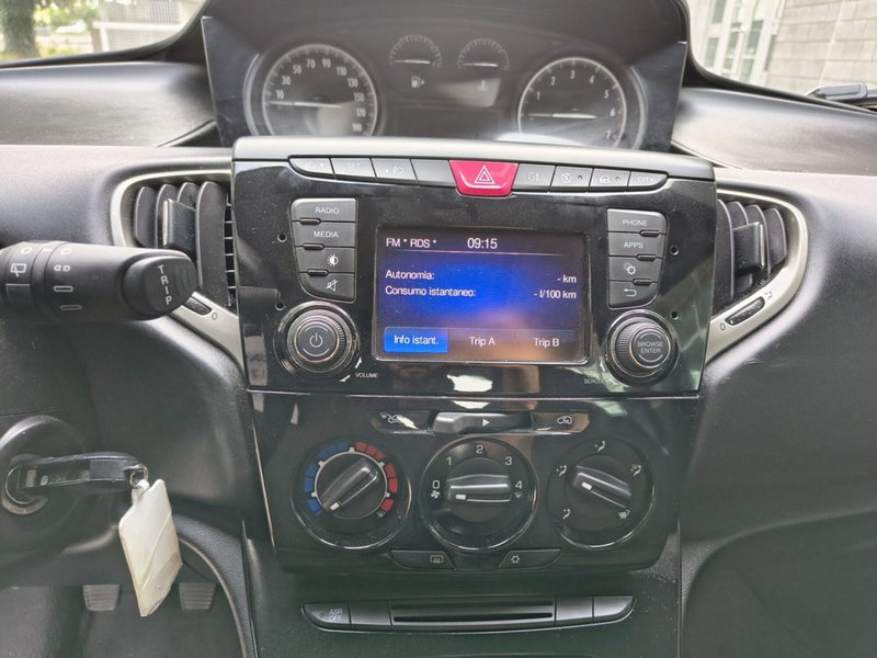 Lancia Ypsilon usata a Padova (12)
