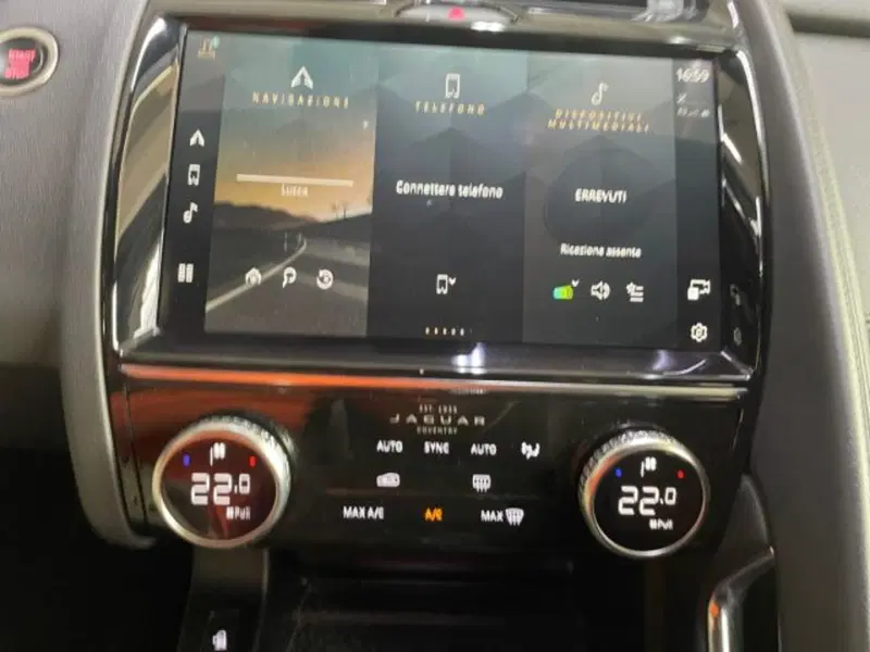 Jaguar E-Pace usata a Livorno (18)