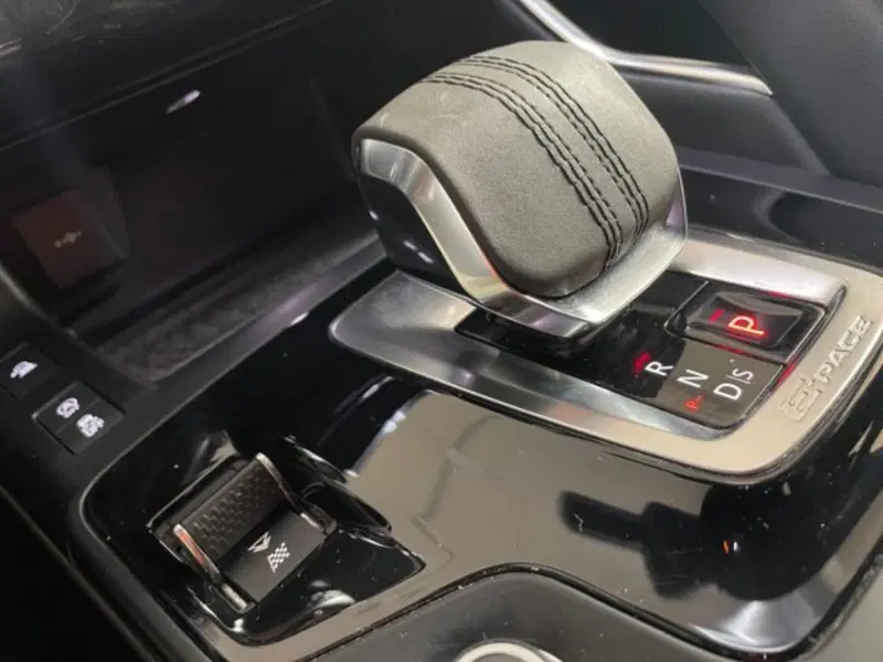 Jaguar E-Pace usata a Livorno (19)