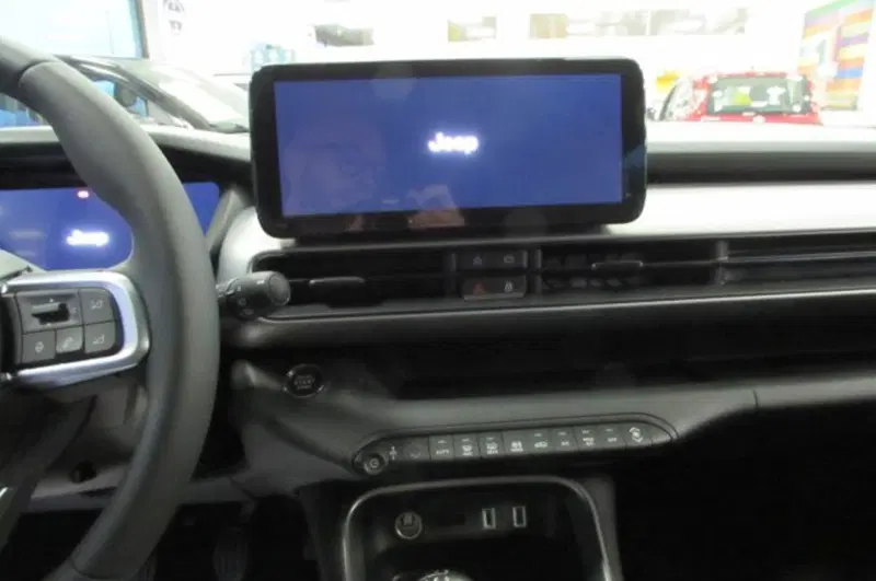 Jeep Avenger nuova a Milano (7)