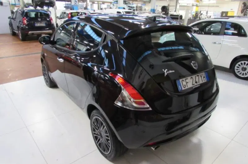 Lancia Ypsilon usata a Milano (5)