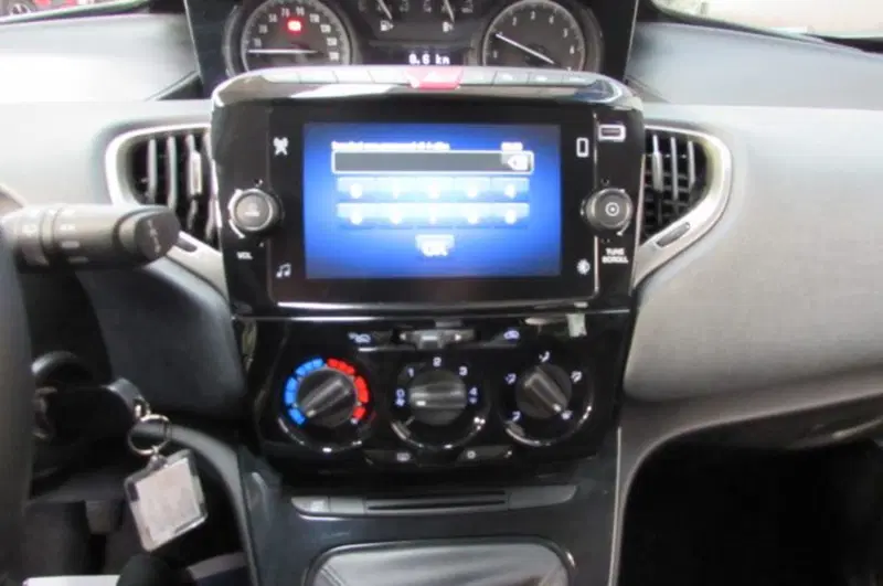 Lancia Ypsilon usata a Milano (10)