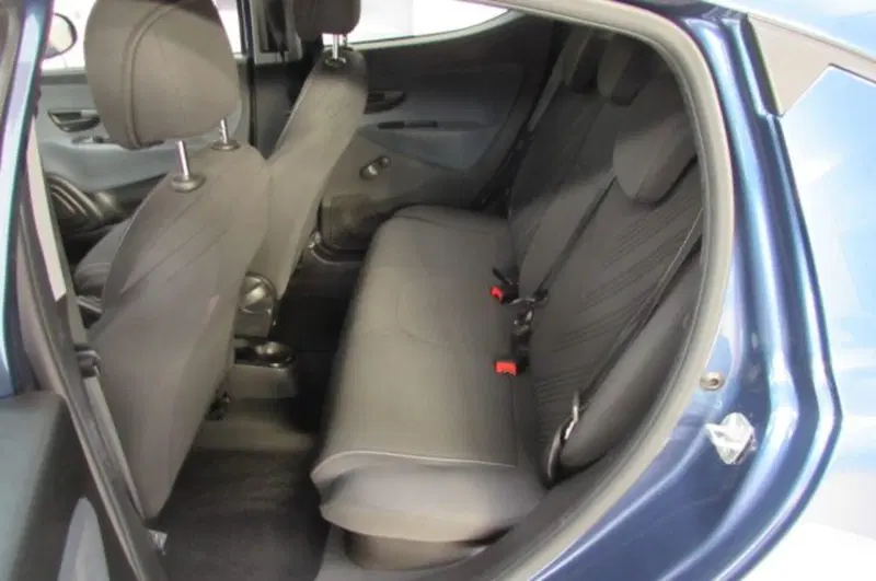 Lancia Ypsilon usata a Milano (12)