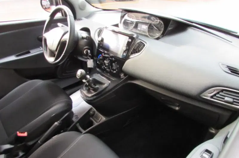 Lancia Ypsilon usata a Milano (15)