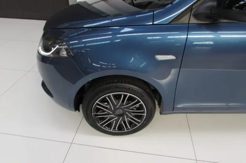 Lancia Ypsilon usata a Milano (5)