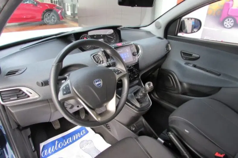 Lancia Ypsilon usata a Milano (7)