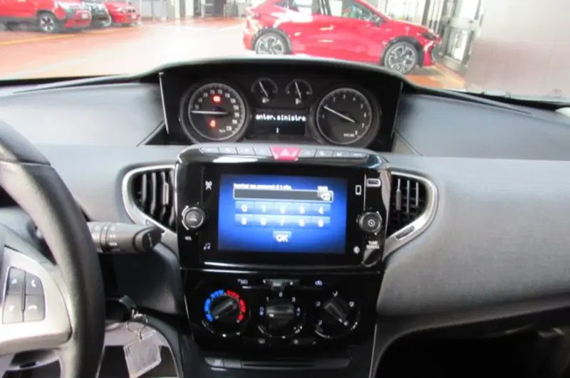 Lancia Ypsilon usata a Milano (8)