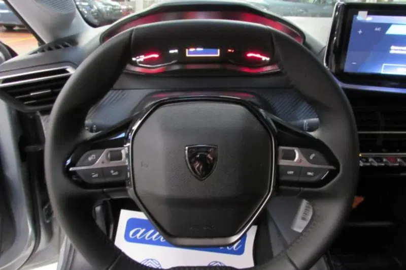 Peugeot 208 nuova a Milano (10)