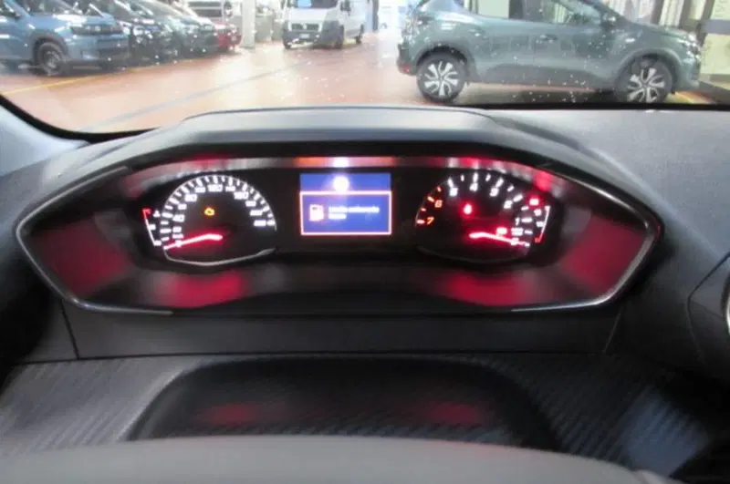 Peugeot 208 nuova a Milano (11)
