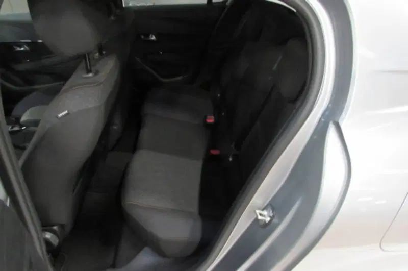Peugeot 208 nuova a Milano (12)