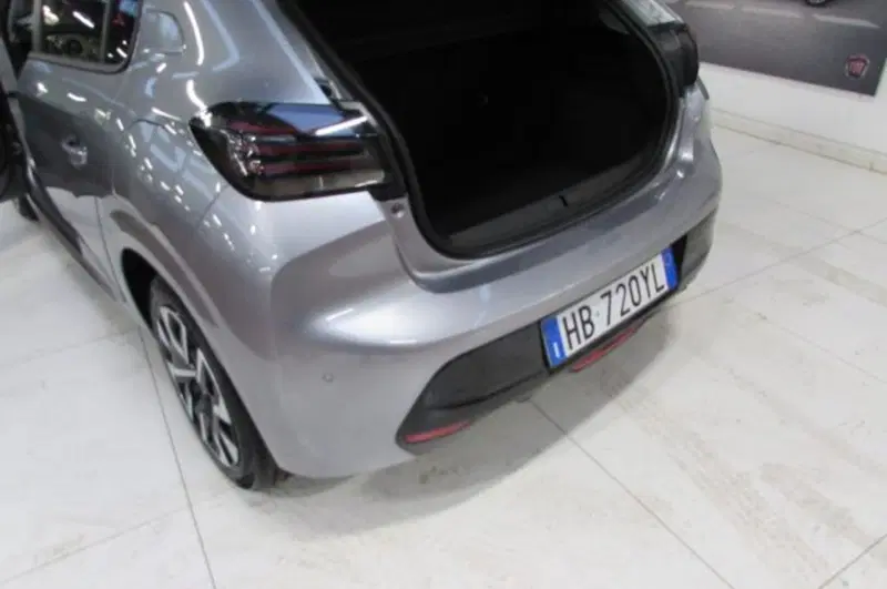 Peugeot 208 nuova a Milano (14)