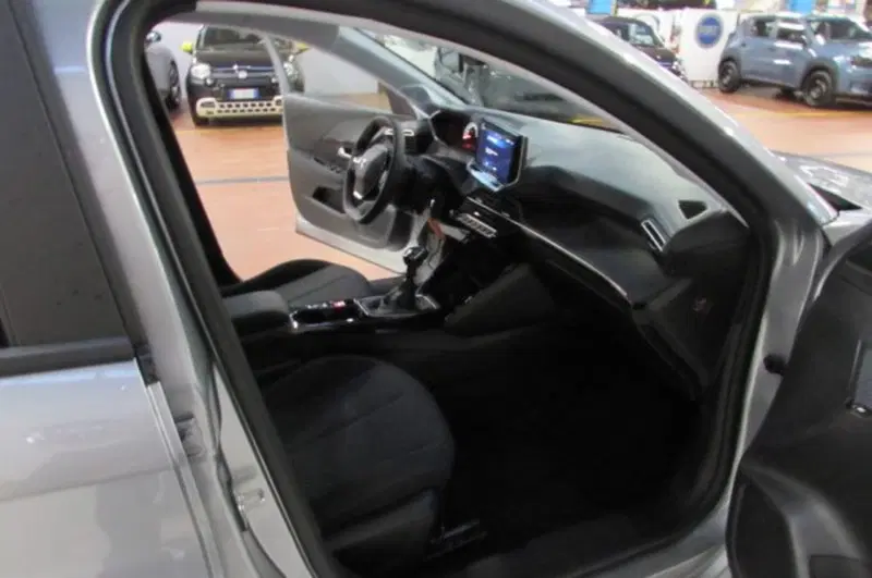 Peugeot 208 nuova a Milano (15)