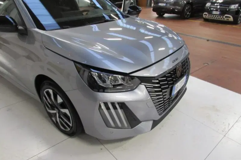 Peugeot 208 nuova a Milano (16)