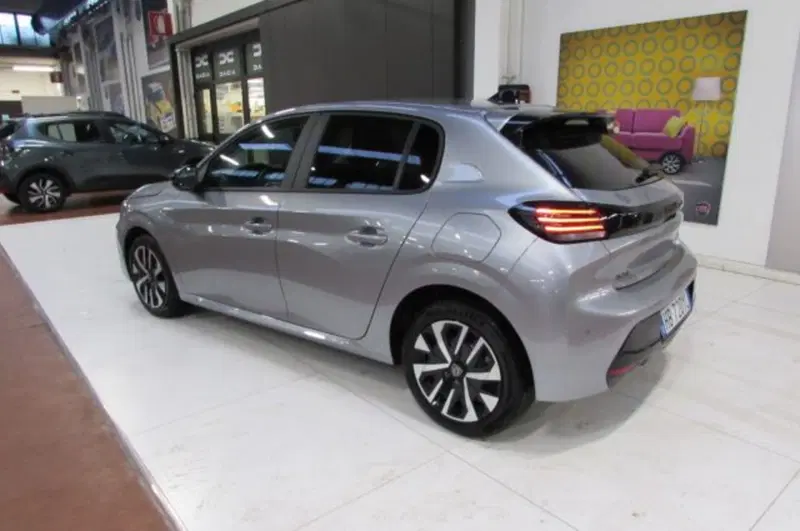 Peugeot 208 nuova a Milano (3)