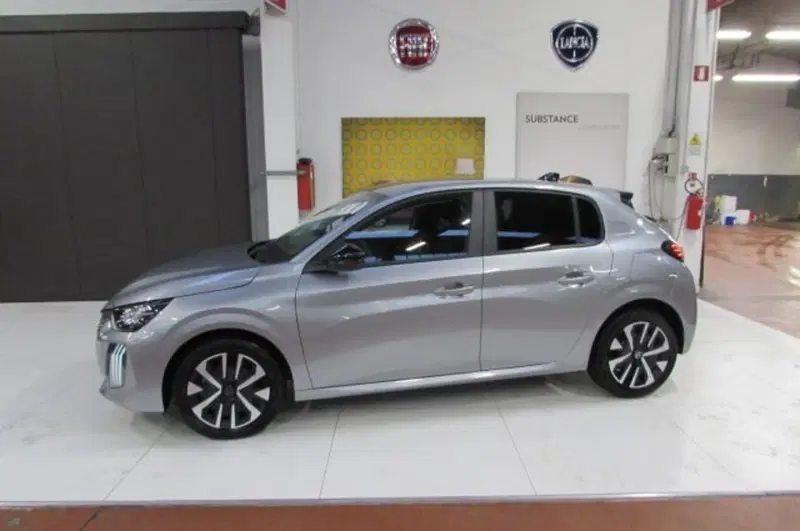 Peugeot 208 nuova a Milano (4)