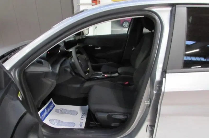Peugeot 208 nuova a Milano (6)