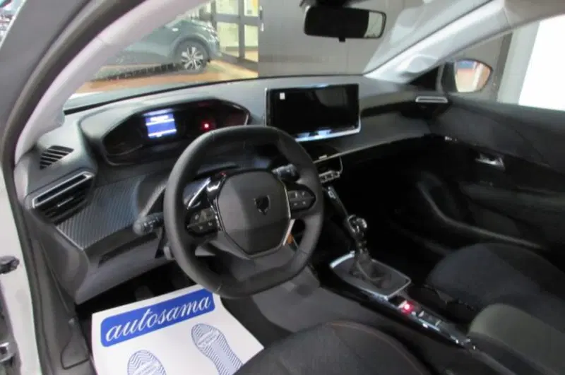 Peugeot 208 nuova a Milano (7)