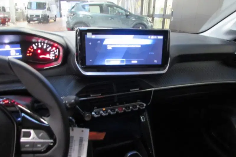 Peugeot 208 nuova a Milano (8)
