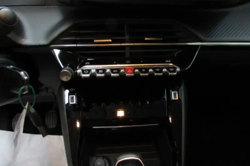 Peugeot 208 nuova a Milano (10)