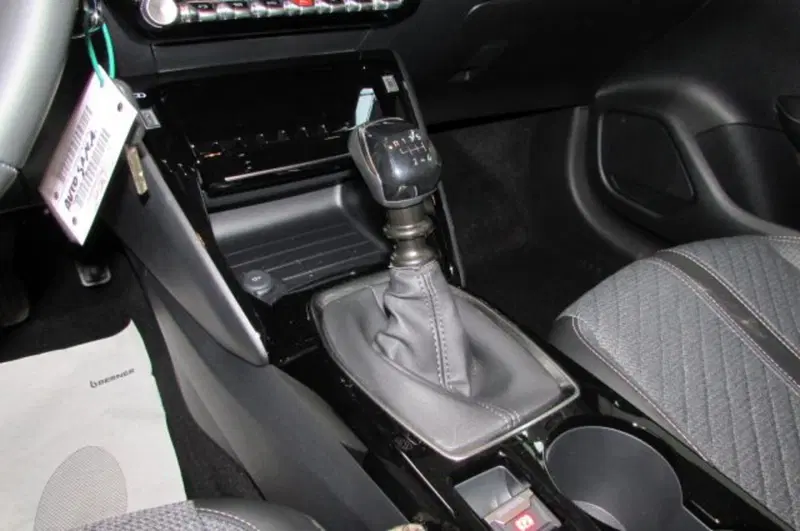 Peugeot 208 nuova a Milano (11)