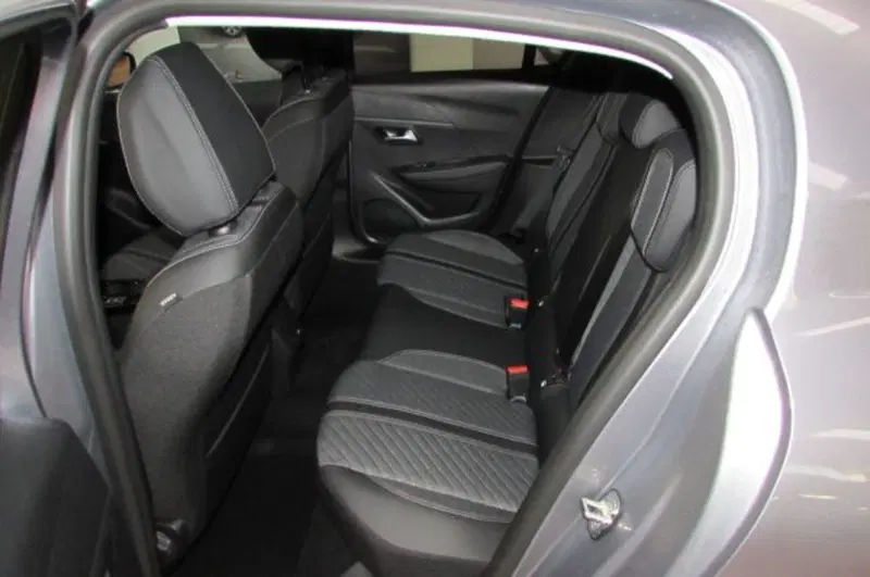 Peugeot 208 nuova a Milano (14)