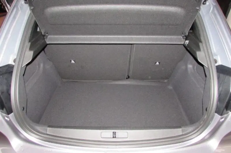 Peugeot 208 nuova a Milano (15)