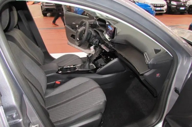 Peugeot 208 nuova a Milano (17)