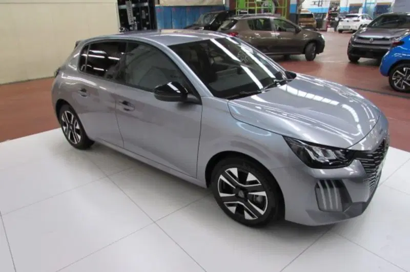 Peugeot 208 nuova a Milano (2)