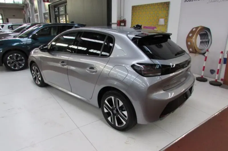 Peugeot 208 nuova a Milano (3)