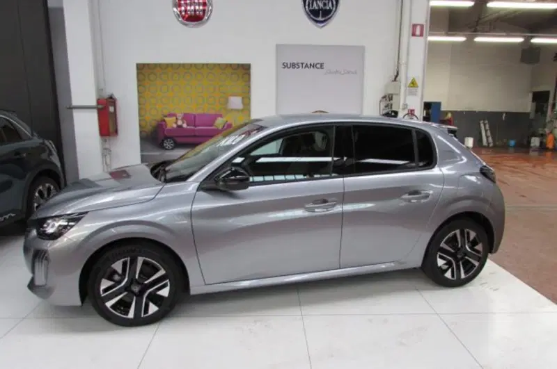 Peugeot 208 nuova a Milano (4)
