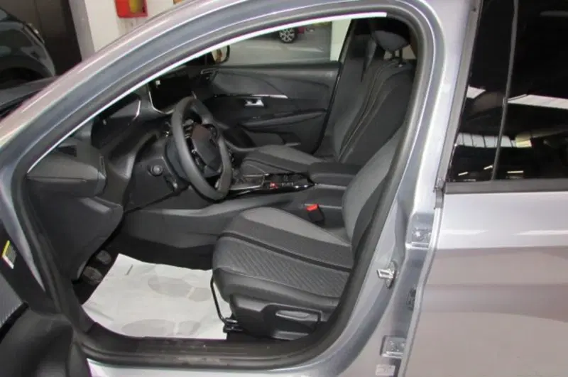 Peugeot 208 nuova a Milano (6)
