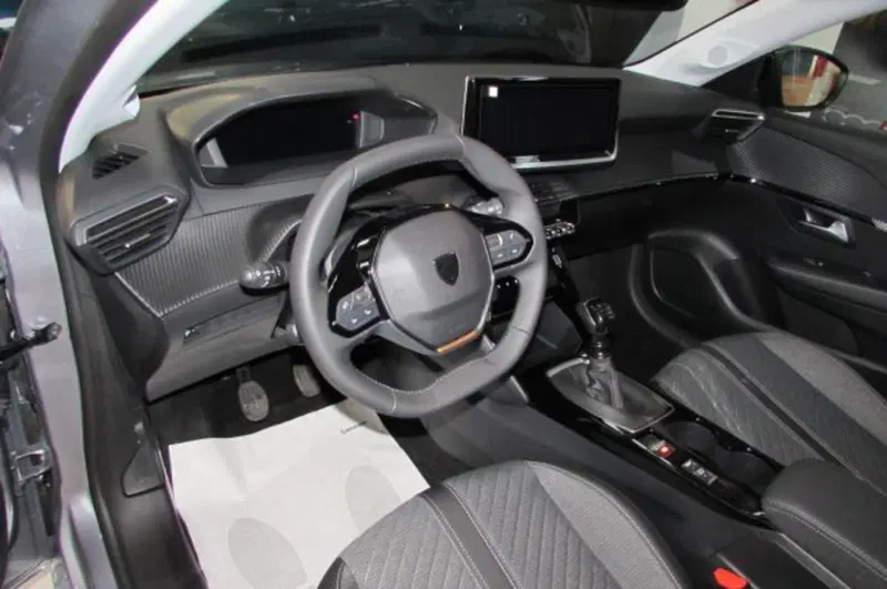 Peugeot 208 nuova a Milano (7)