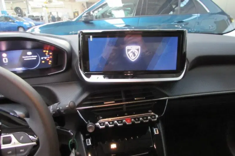 Peugeot 208 nuova a Milano (8)