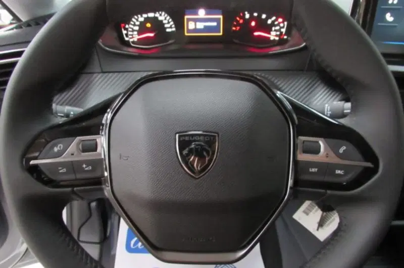 Peugeot 208 nuova a Milano (10)