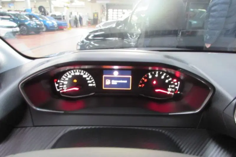 Peugeot 208 nuova a Milano (11)