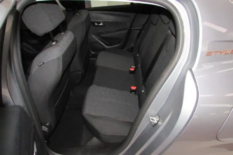 Peugeot 208 nuova a Milano (12)