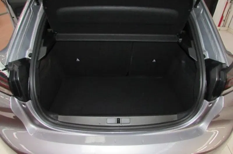 Peugeot 208 nuova a Milano (13)