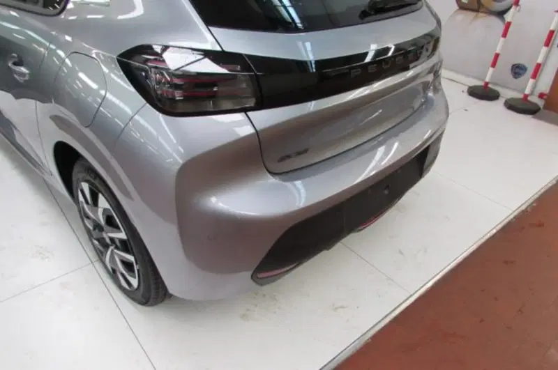 Peugeot 208 nuova a Milano (14)