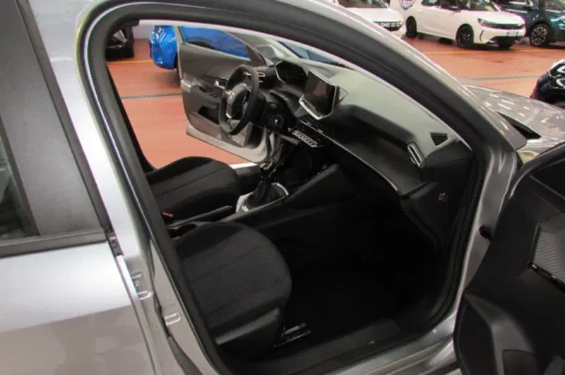 Peugeot 208 nuova a Milano (15)
