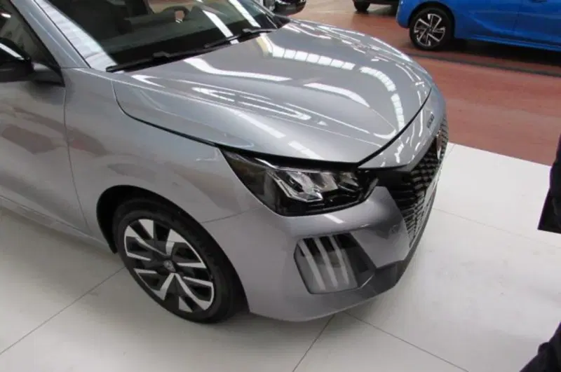 Peugeot 208 nuova a Milano (16)