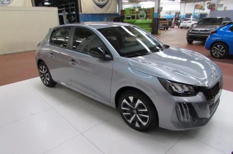 Peugeot 208 nuova a Milano (2)