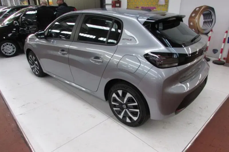 Peugeot 208 nuova a Milano (3)