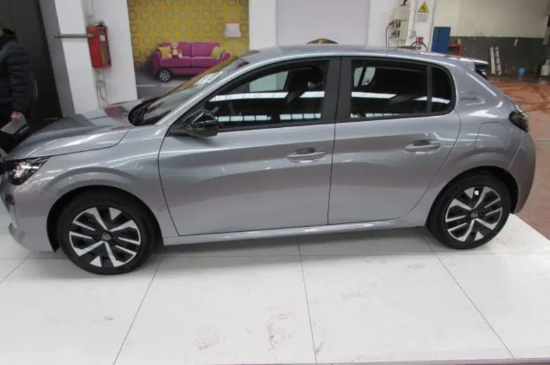 Peugeot 208 nuova a Milano (4)