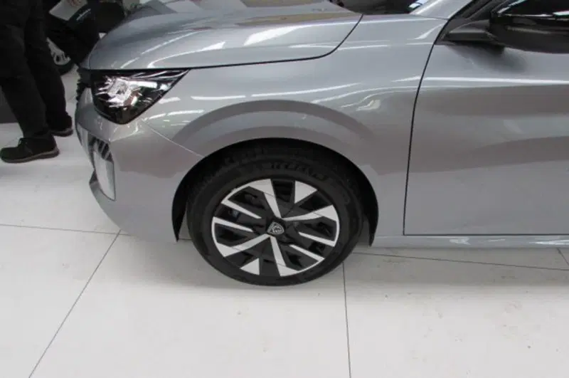 Peugeot 208 nuova a Milano (5)