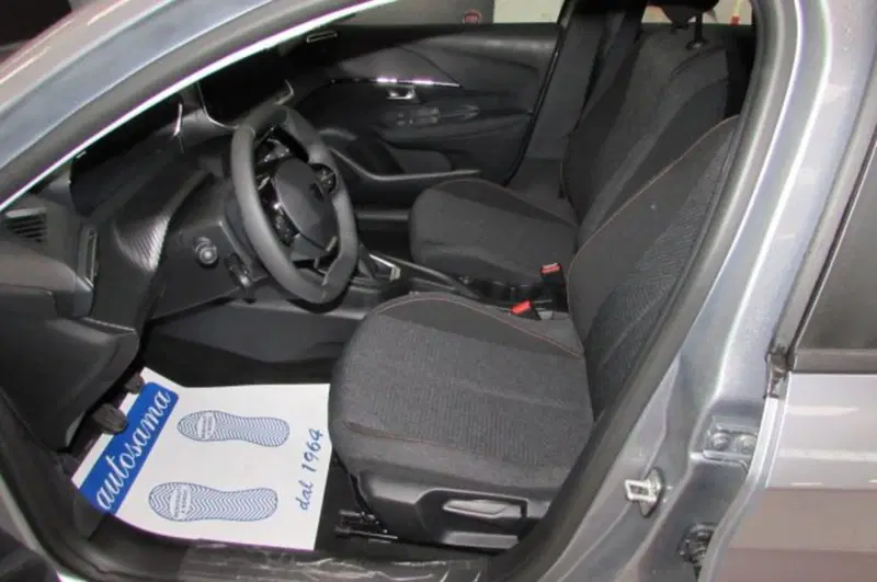 Peugeot 208 nuova a Milano (6)