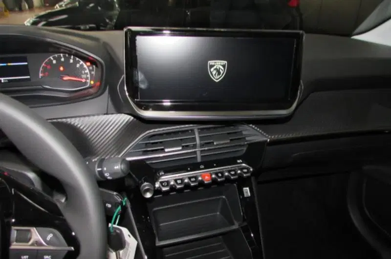 Peugeot 208 nuova a Milano (7)