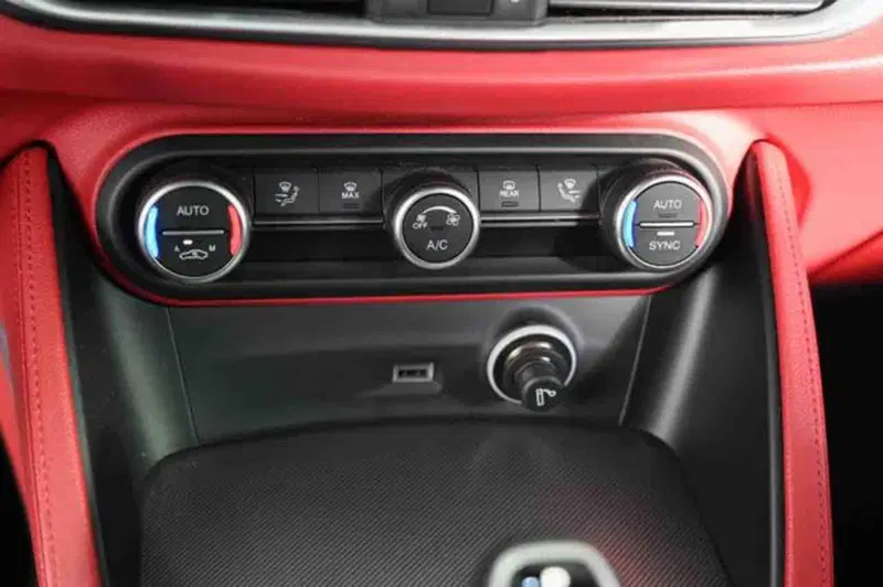 Alfa Romeo Stelvio usata a Torino (15)