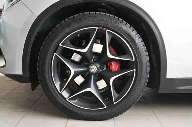 Alfa Romeo Stelvio usata a Torino (5)