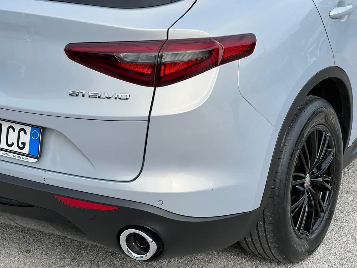 Alfa Romeo Stelvio usata a Matera (9)