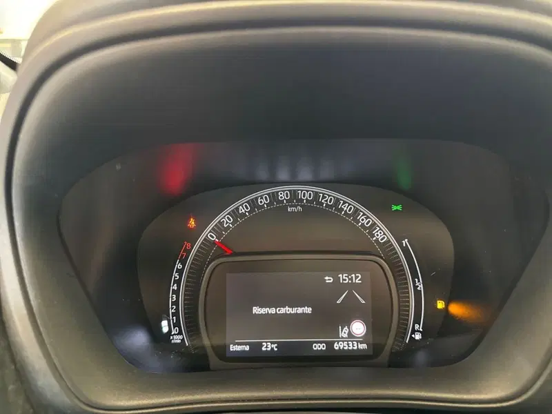 Toyota Aygo X usata a Prato (15)